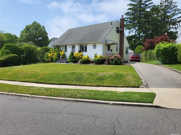 7 Northcote Road, Westbury, NY 11590