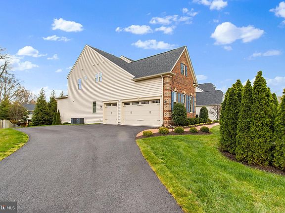 2nd image of 1384 Bishop Crest Ct