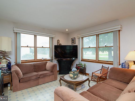 5th image of 319 W Park Dr