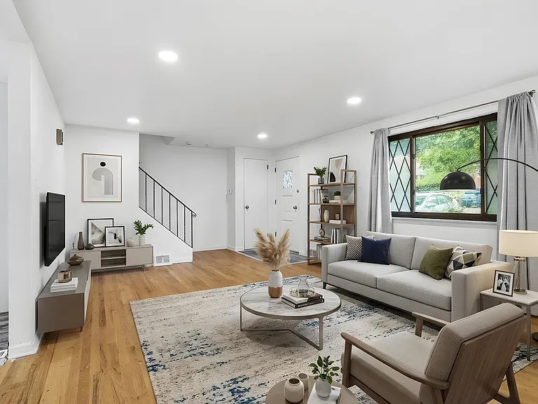 7895 Mark Dr — Photo 2