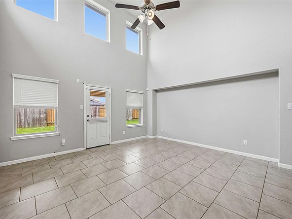 3rd image of 703 Autumn Flats Way