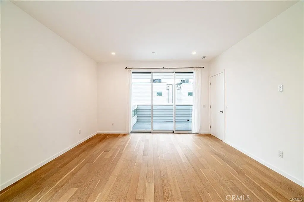 3 bed, 2.5 bath, 2180 sqft, $5,900 — Photo 3