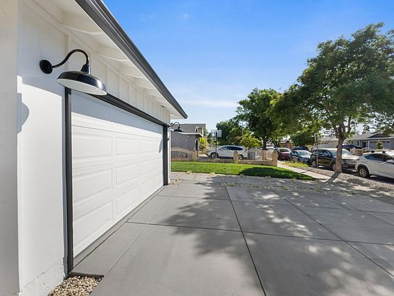 3rd image of 1662 Honeysuckle Dr