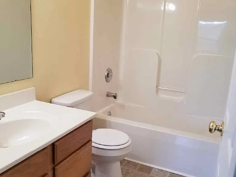 33 Sara Ln - En Suite Bathroom