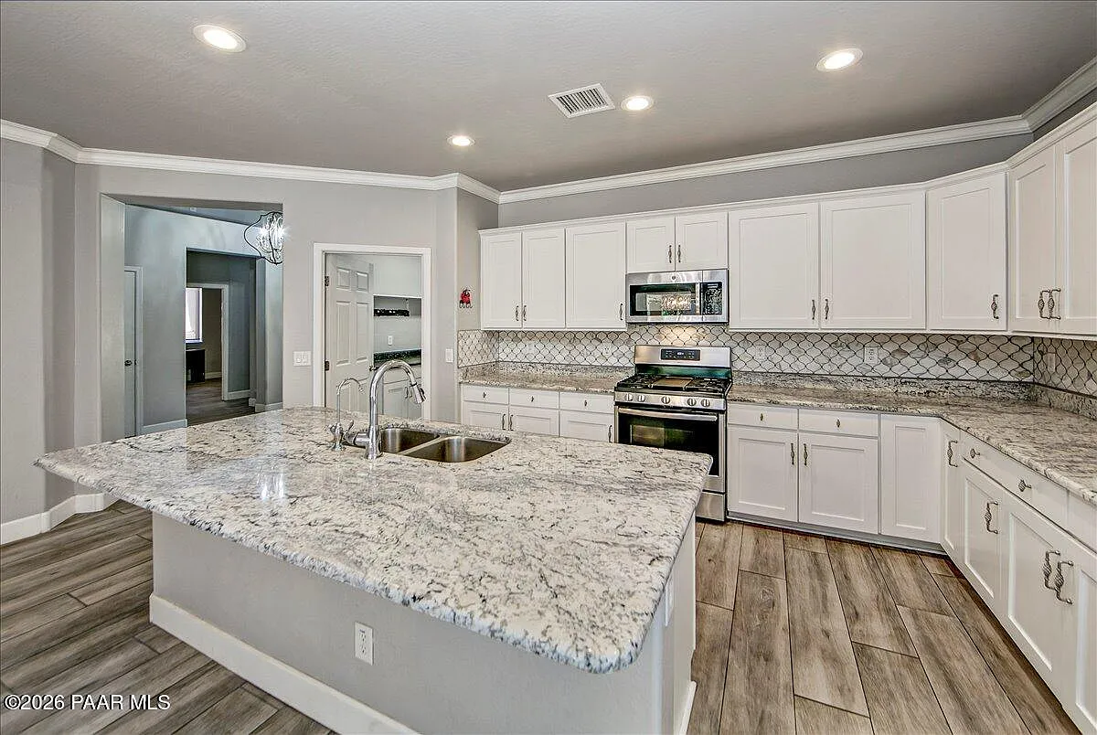 4 bed, 2.0 bath, 2070 sqft, $3,000 — Photo 4