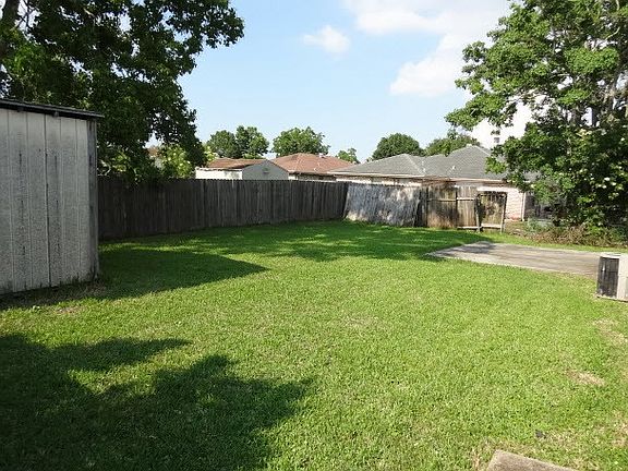 3rd image of 432 E Loyola Dr