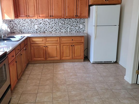 4th image of 242 Delia St
