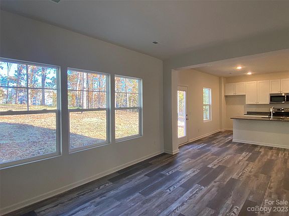 4th image of 163 Greenwich Dr