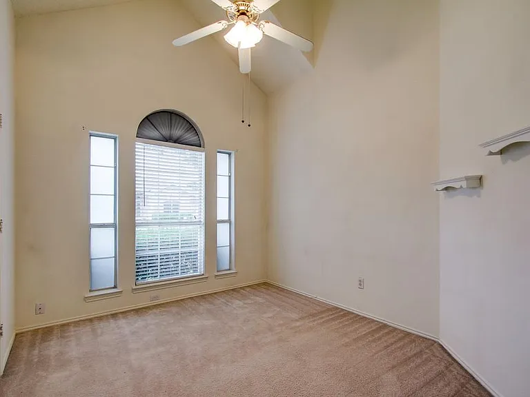 2104 Regency Dr — Photo 3