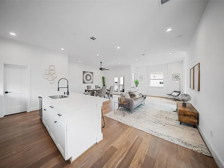 1120 Hogan St — Photo 4