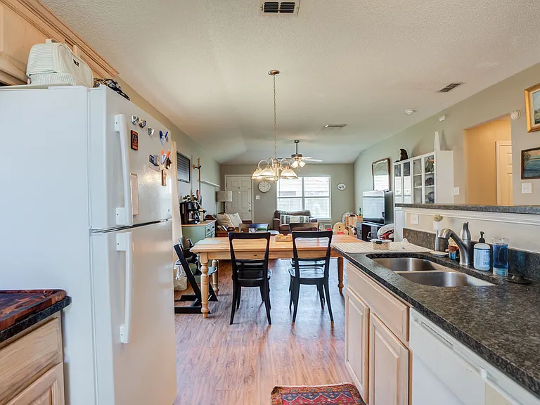 505 N Iola Ave — Photo 5