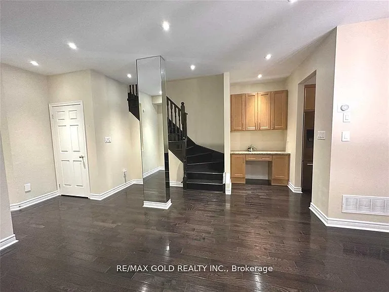 471 Meadowridge Ct — Photo 8
