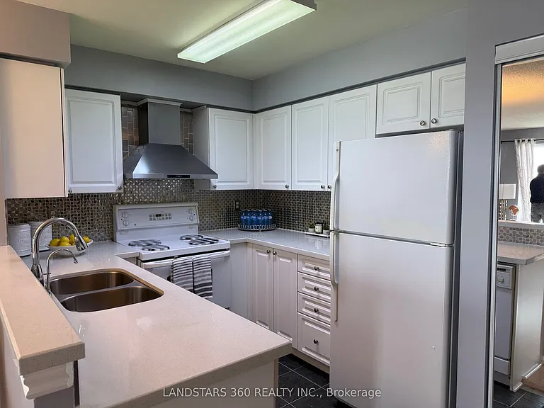 39 Oneida Cres #906 — Photo 12