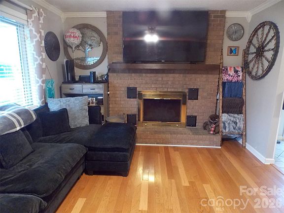 3rd image of 4268 Hartland Rd
