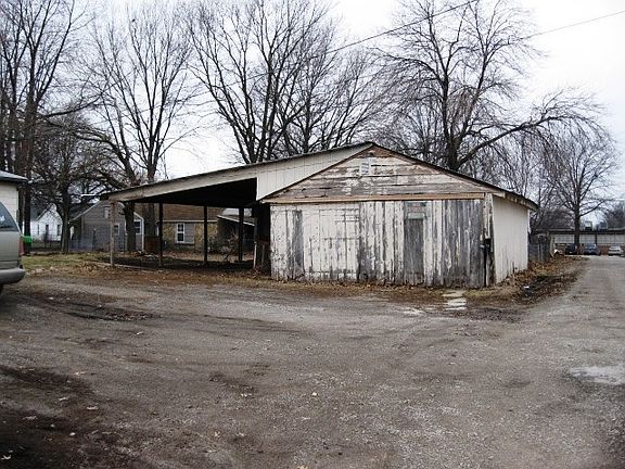 3rd image of 1100 Broadway St