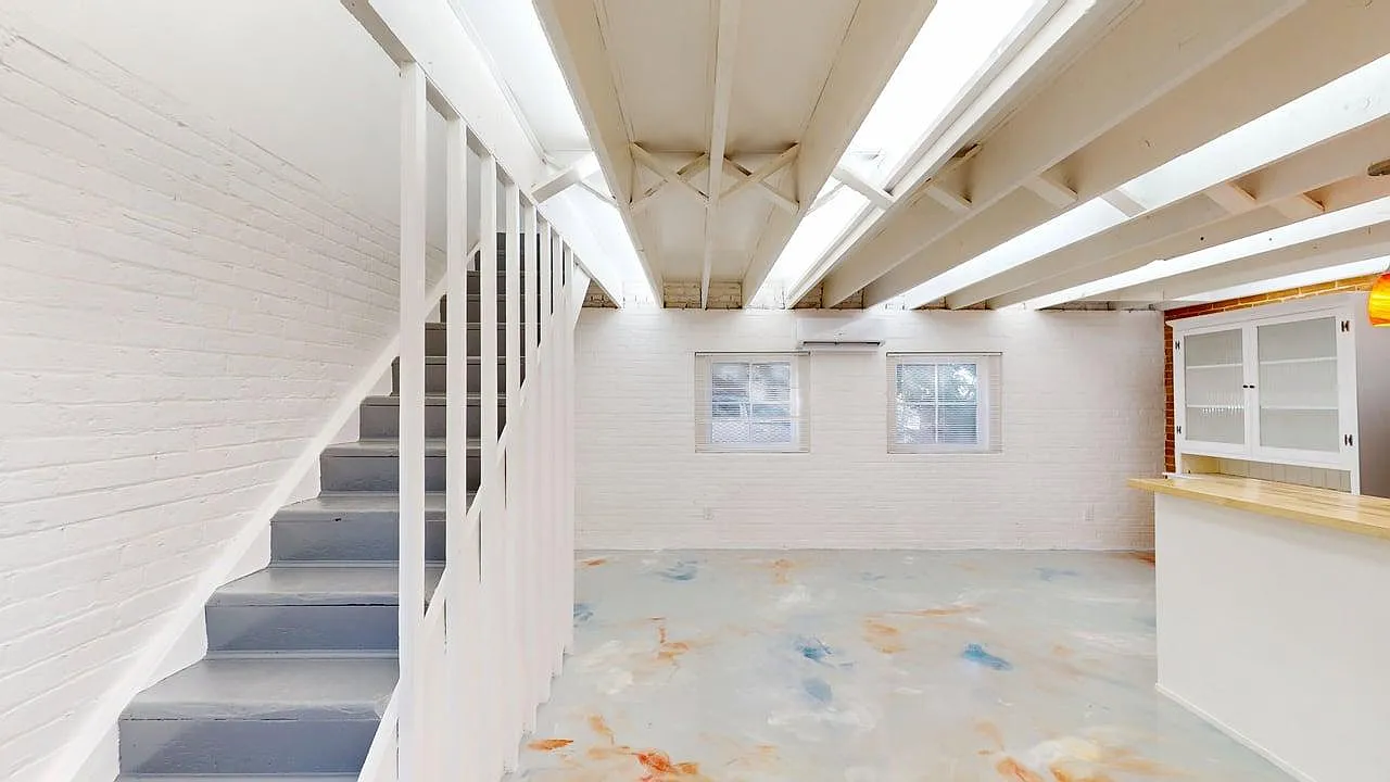 Updated Studio in EDO - Vaulted Ceiling, Great Natural Light — Photo 1