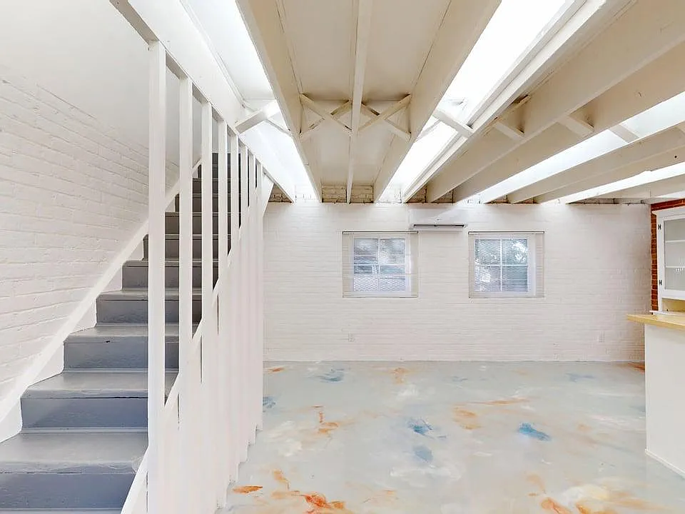 Updated Studio in EDO - Vaulted Ceiling, Great Natural Light