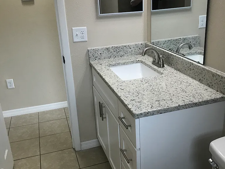 725 N Oak Ave — Photo 7