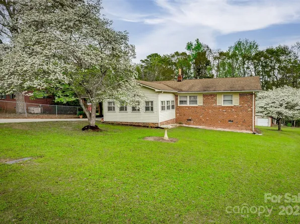 233 Raintree Rd, Great Falls, SC 29055