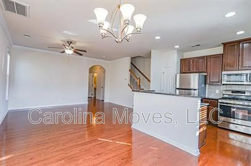 3 bed, 2.5 bath, 1592 sqft, $1,895 — Photo 3