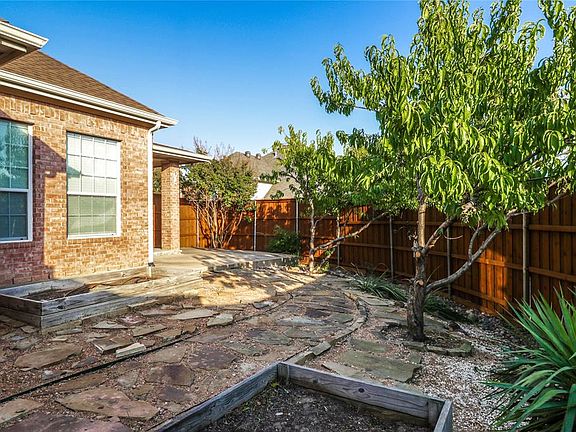 4th image of 8909 Westmont Dr