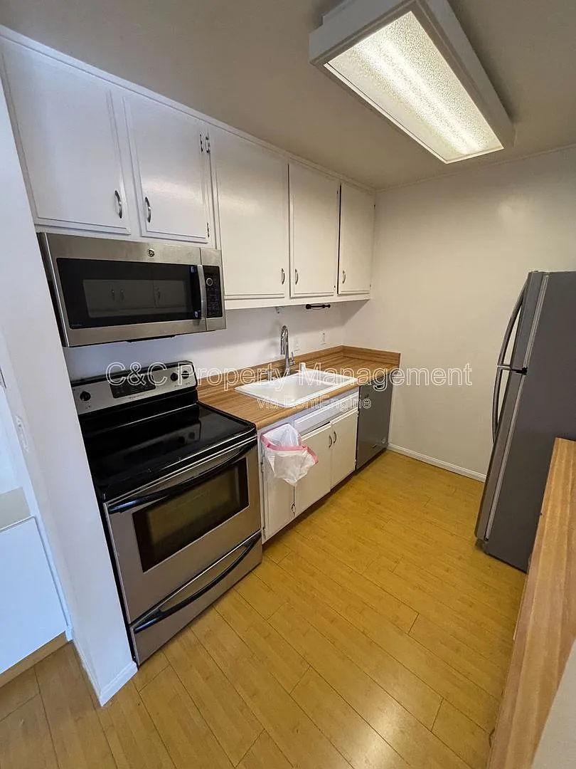 Building Photo - 802 Camino Real #201