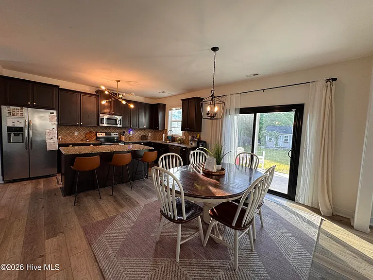 421 Wolfe Ln — Photo 7