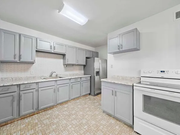 28 Faircrest Dr, Hutchinson, KS 67502