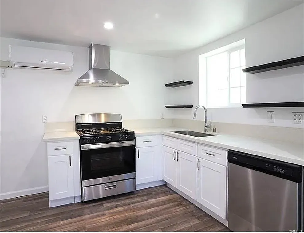 3 bed, 1024 sqft, $3,180 — Photo 4