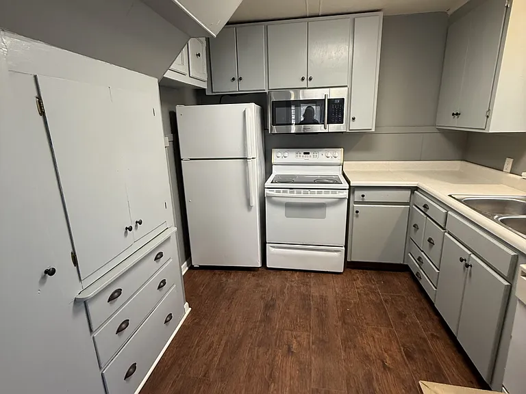 630 N Pleasant St — Photo 14