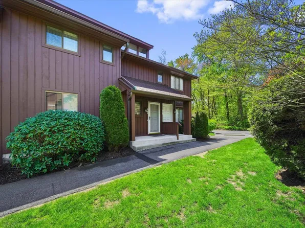 242 Old Farm Ln, Mohegan Lake, NY 10547