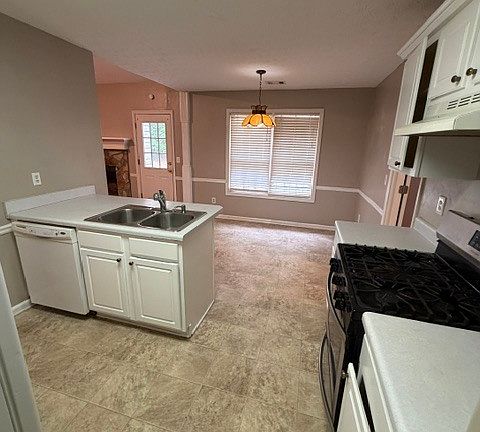 3rd image of 882 Whispering Way