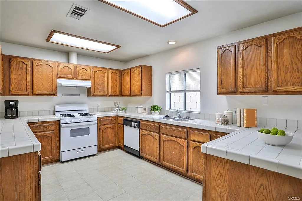 3 bed, 1725 sqft, $800 — Photo 2