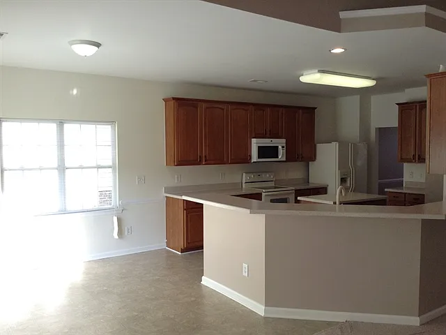 5 bed, 2.5 bath, 2750 sqft, $2,645 — Photo 2