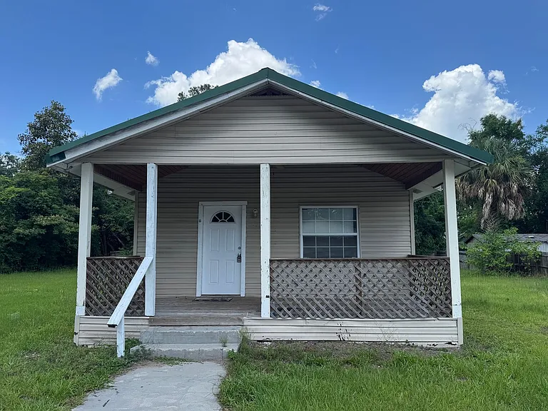 849 NE Maple Ln — Photo 1