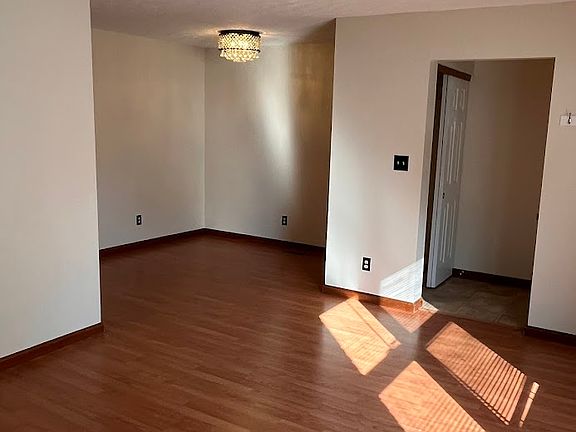 4th image of 299-301 Woodlawn Dr