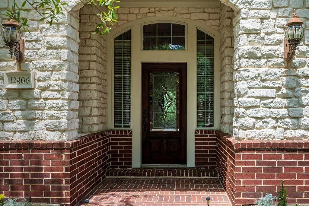 5 bed, 3.5 bath, 3674 sqft, $5,000 — Photo 2