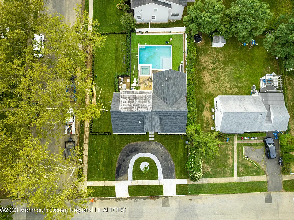 929 Van Court Ave