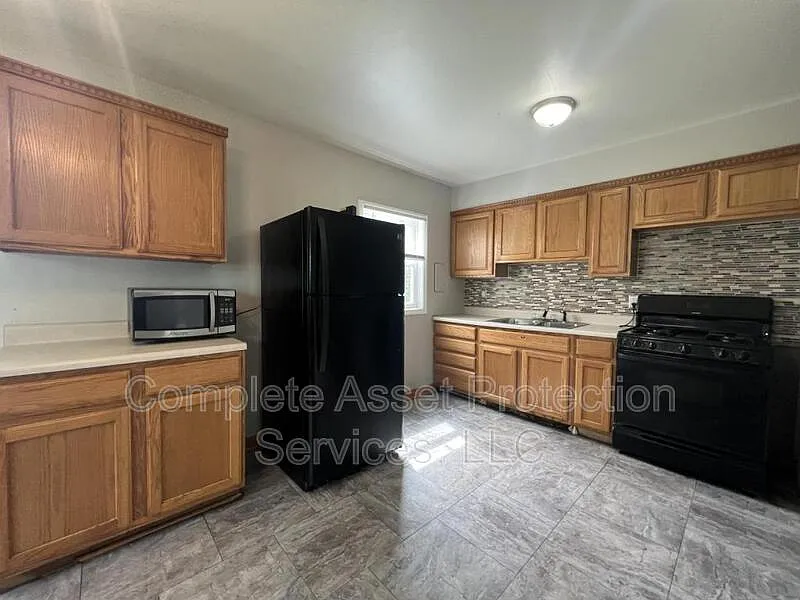 3 bed, 1.0 bath, 924 sqft, $1,625 — Photo 3