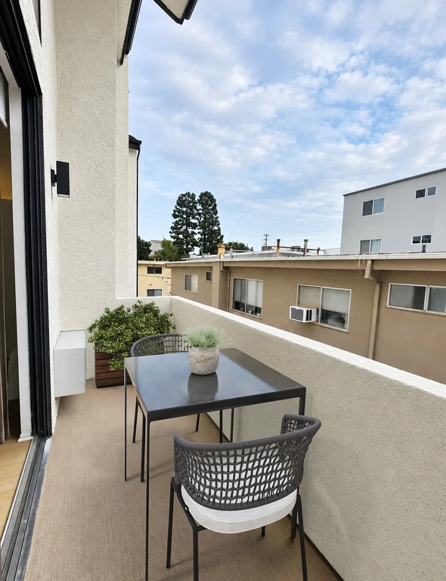 1532 Granville Ave — Photo 4