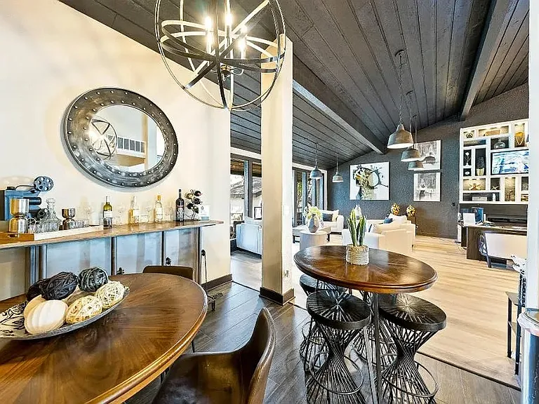 Experience modern elegance at The WerX. This stunning interior features a blend of sophistication and comfort, perfect for your lifestyle. Explore stylish living spaces designed for relaxation and connection. Schedule your tour today!