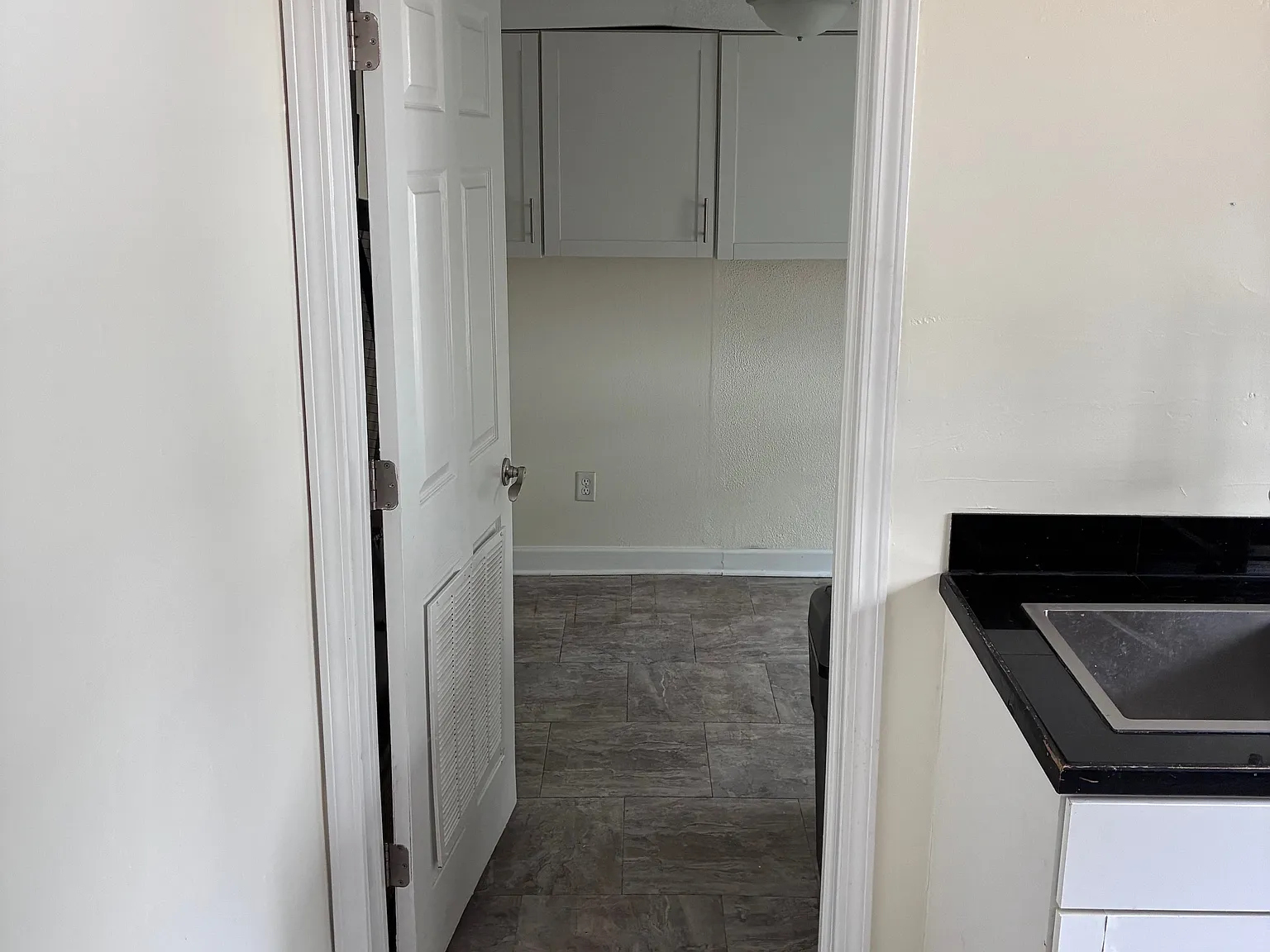 2 bed, 800 sqft, $1,300 — Photo 2