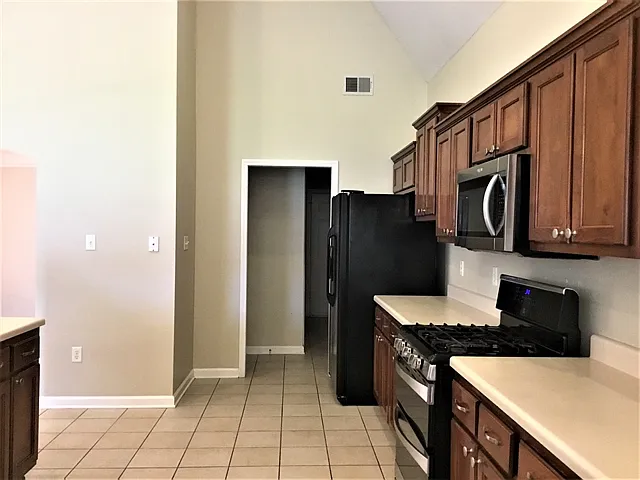 3 bed, 2.0 bath, 1800 sqft, $2,185 — Photo 2