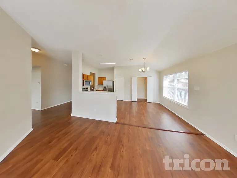 1009 Ridge Top Dr — Photo 2