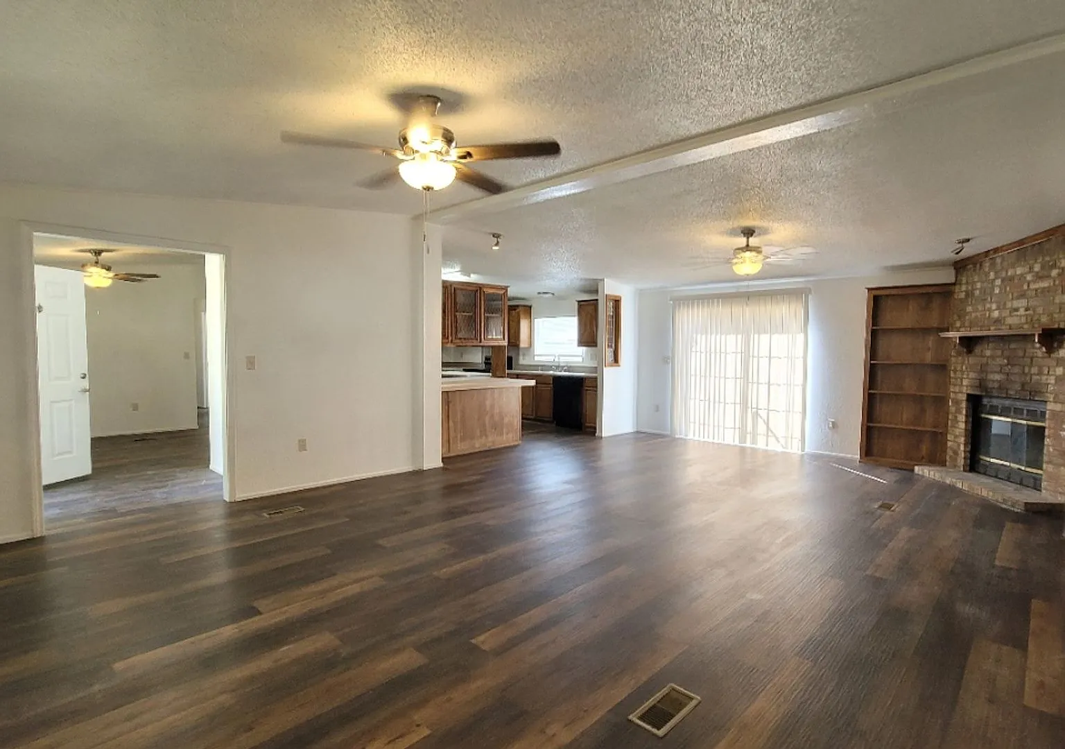 Beautiful 4 Bedroom Doublewide In Commander's Palace — Photo 4
