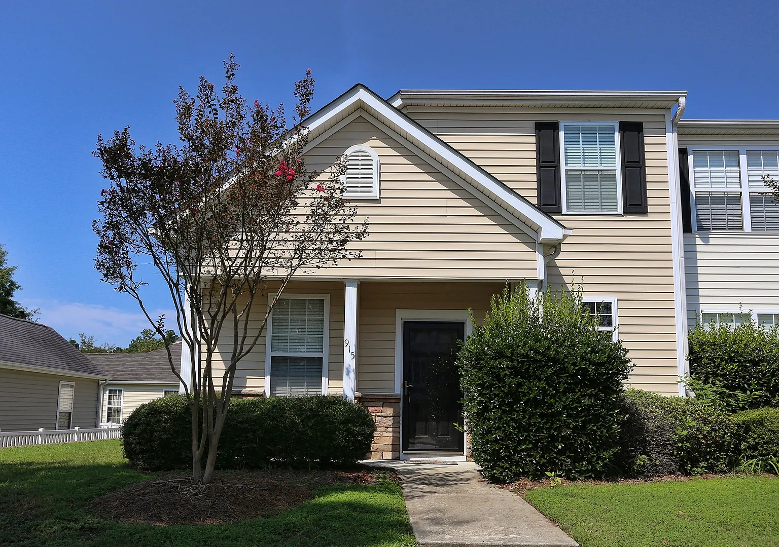 3 Bedroom, 2 Bath End Unit with Fresh Carpet and Paint in Auburn Square! — Photo 2