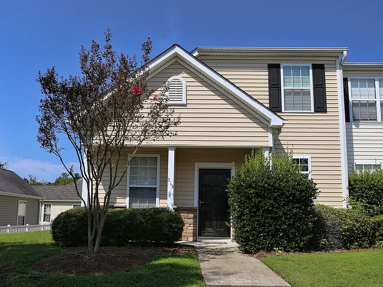 915 Cinnamon Dr — Photo 2
