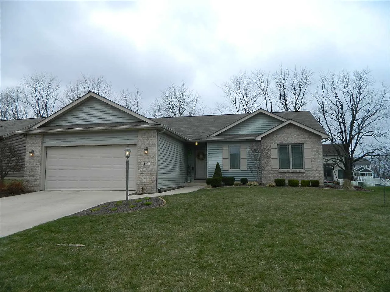 2101 Laurelwood Dr photo 1