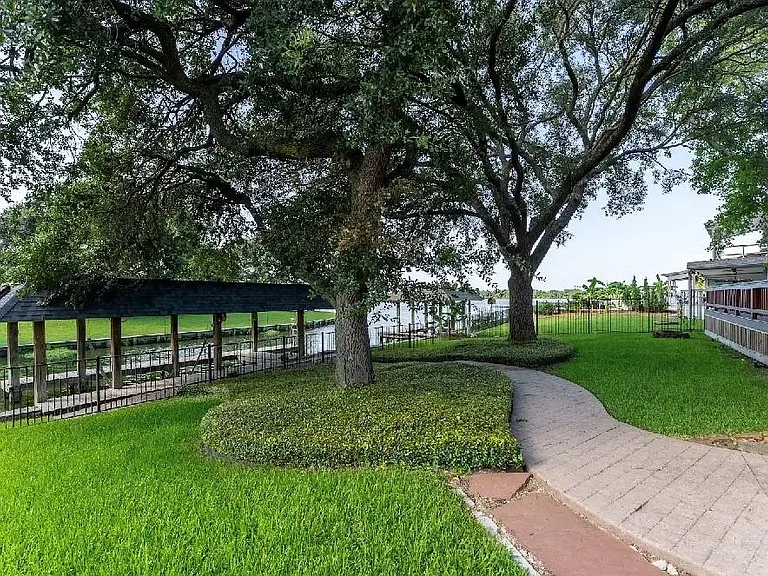 8311 Amber Cove Dr — Photo 20