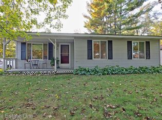892 Gill St, Oxford, MI 48371